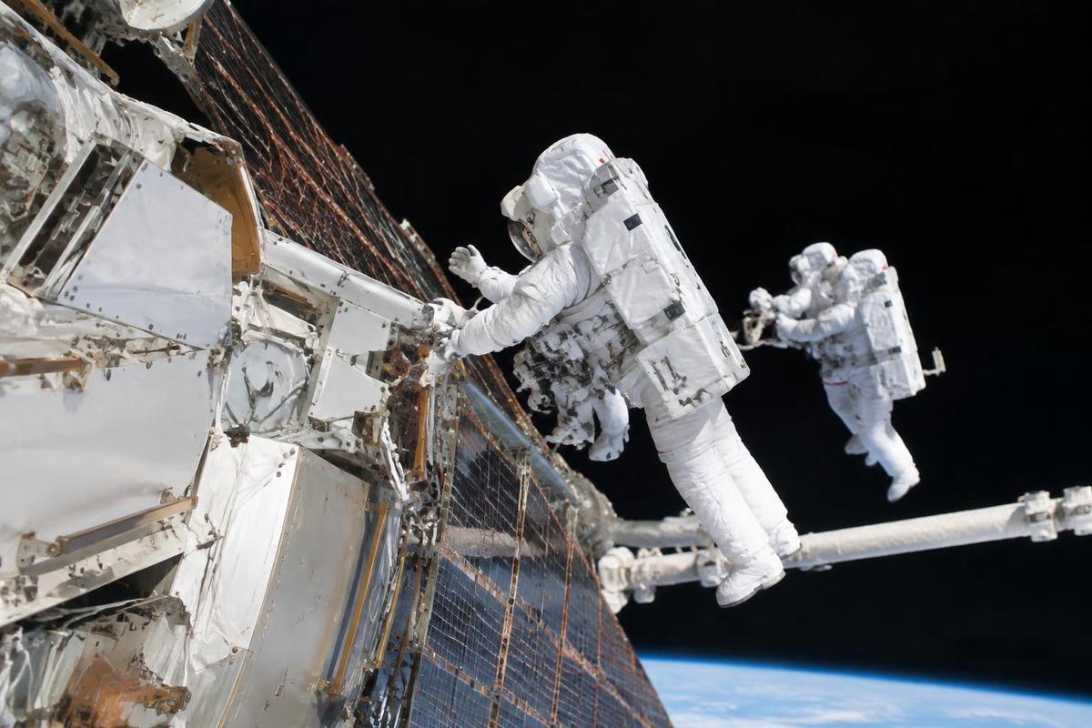 Astronautas en la caminata espacial para la instalación de paneles solares