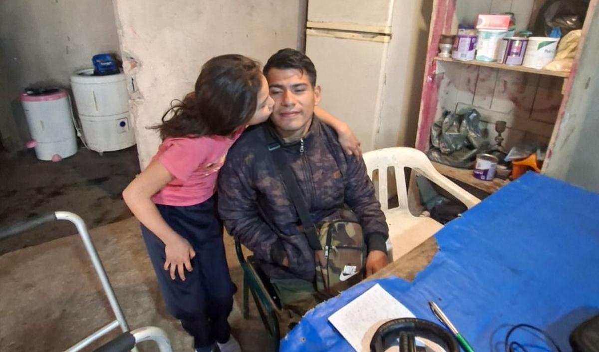 Jesús tiene parálisis cerebral y cría solo a sus tres hijos.