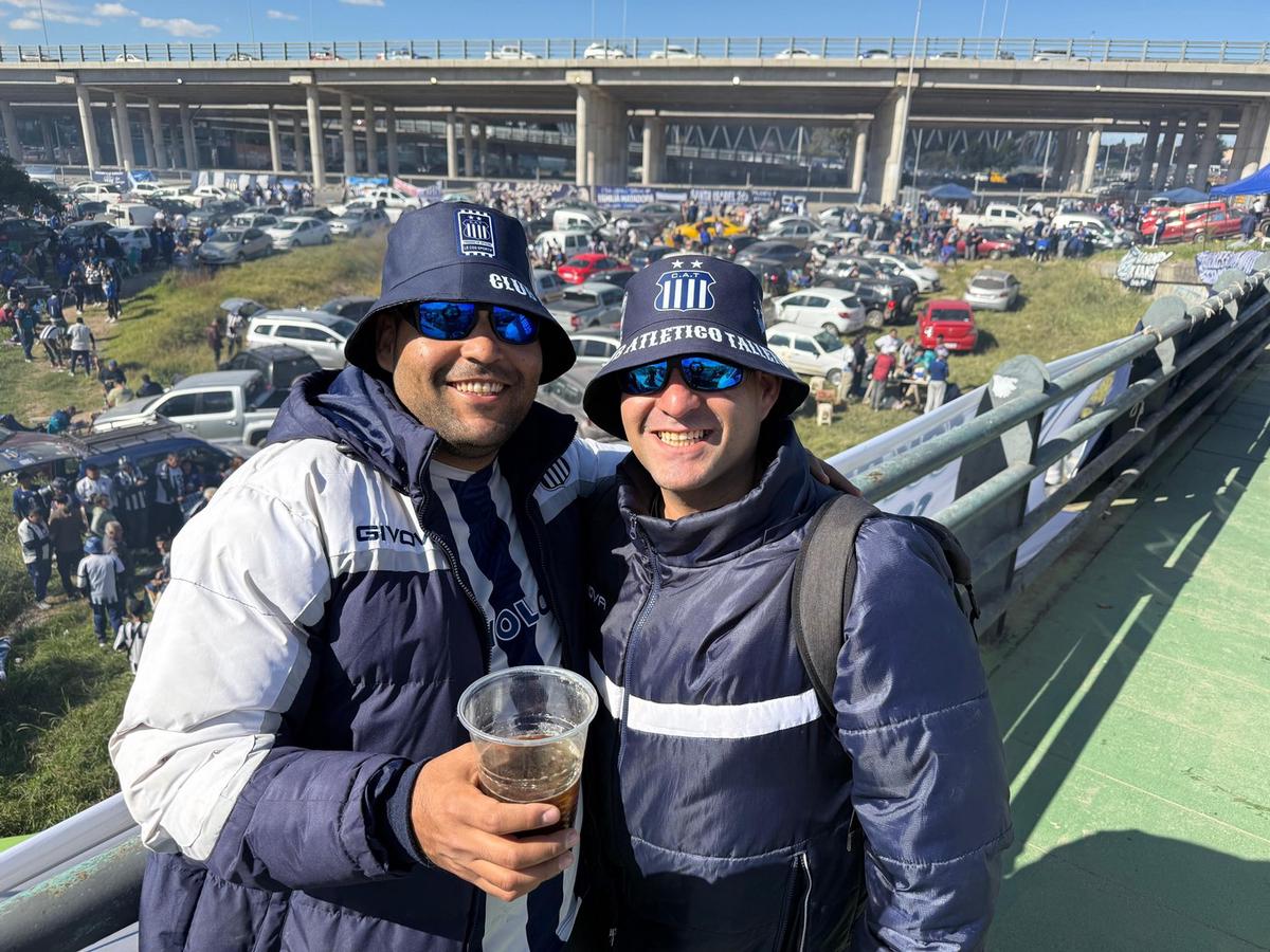 Hinchas de Talleres palpitan el superclásico cordobés. (Daniel Cáceres/Cadena 3)