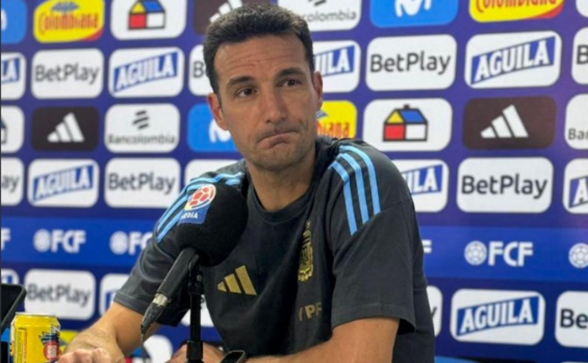 FOTO: Lionel Scaloni en conferencia. (Foto: @gastonedul).