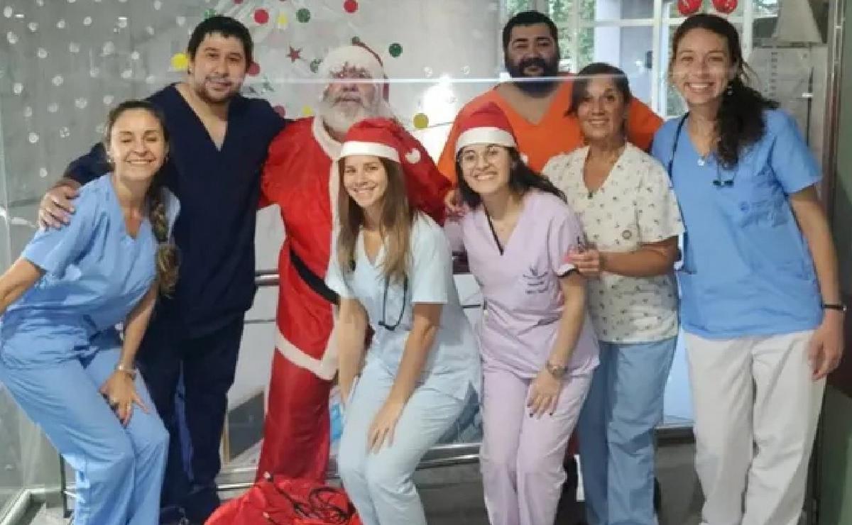 FOTO: Claudio lleva regalos al hospital que curó a su hijo de leucemia. (Foto: La Capital)