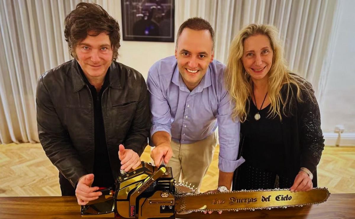 Javier MIlei, Manuel Adorni y Karina Milei.