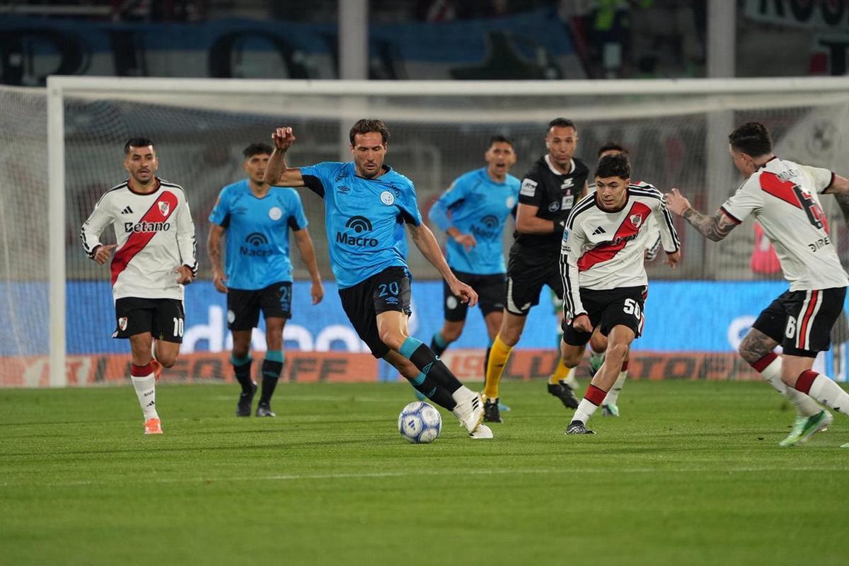 Belgrano y River se enfrentan en un Kempes repleto. (Foto:Daniel Cáceres/Cadena 3)
