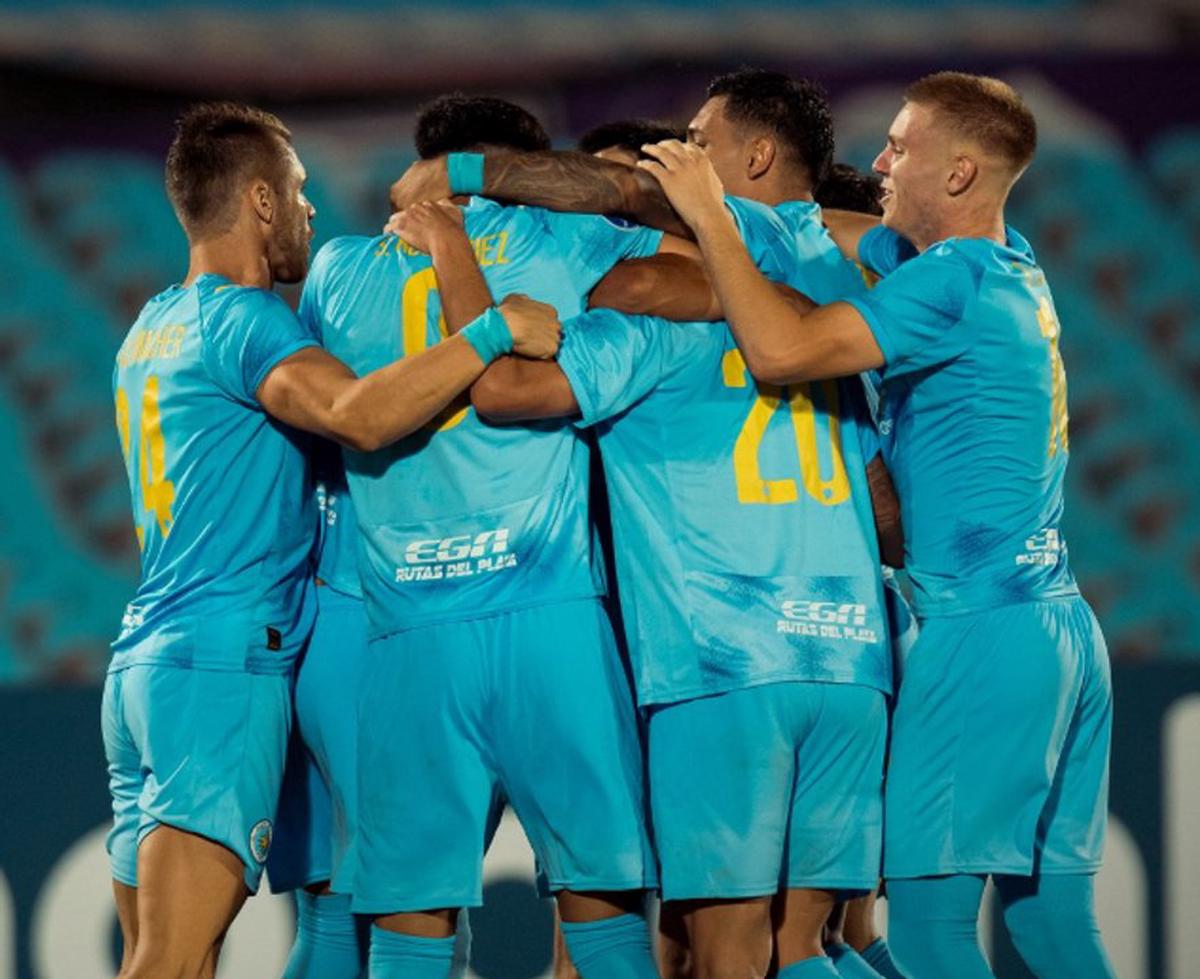 Jugadores de Montevideo City Torque festejan el gol de Franco Romero, el único de la noche.