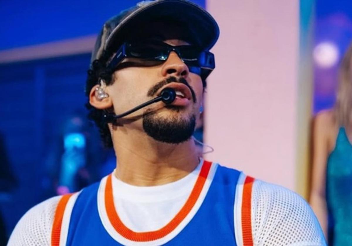 El susto de Bad Bunny en pleno show: sufrió una caída al borde del escenario