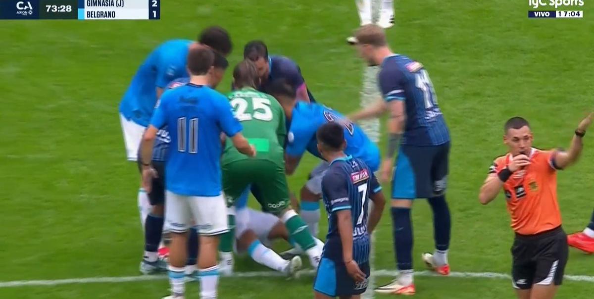 Zelarayán se descompensó en pleno partido y debió ser asistido. (Imagen TV)