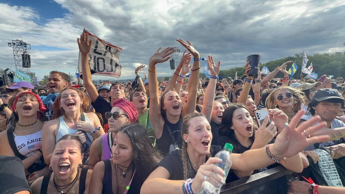 Una multitud vibra en el primer día del Cosquín Rock 2026. (Foto: Daniel Cáceres)