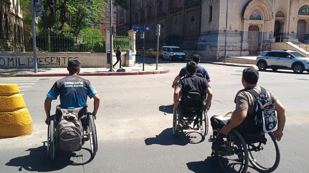 Jóvenes con discapacidad toma la iniciativa de mejorar las veredas