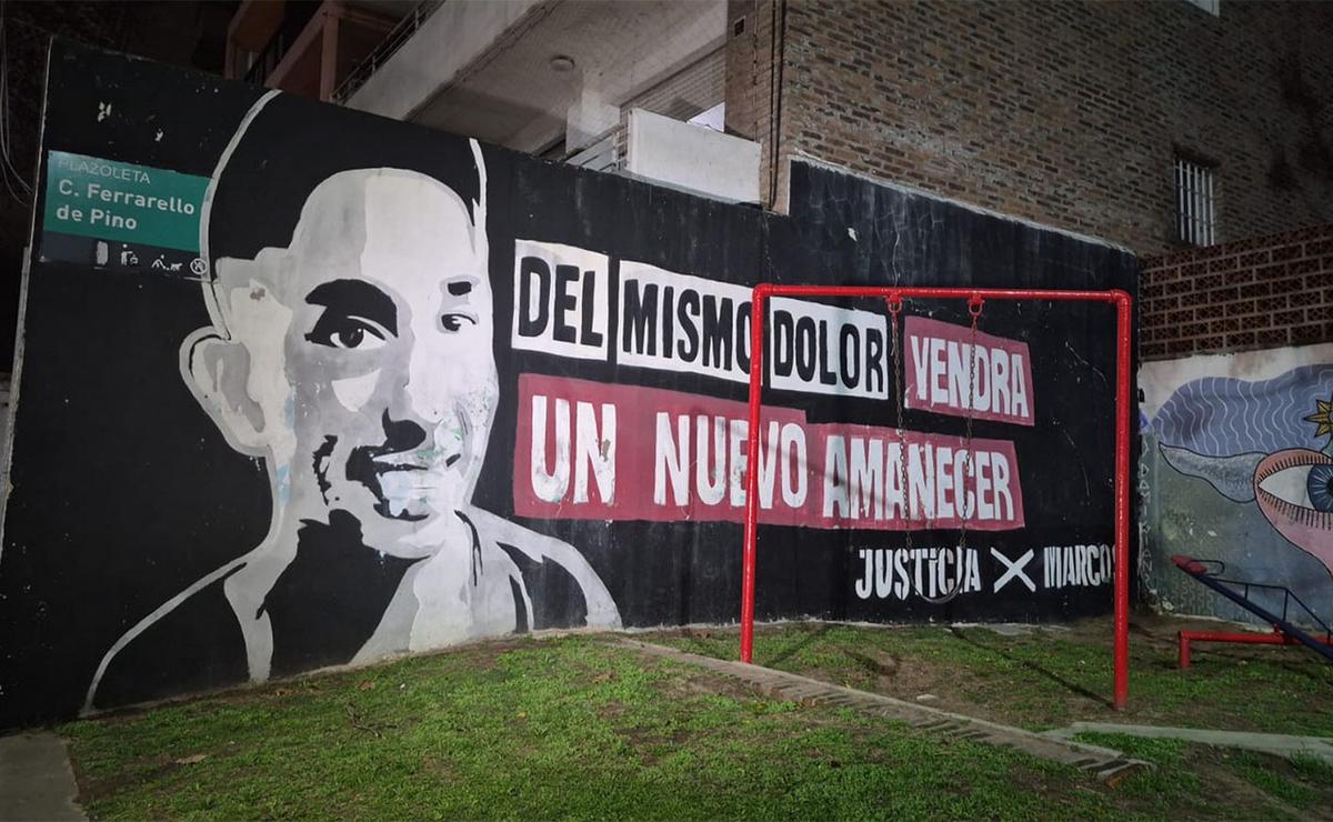 Mural, abrazos y pedido de memoria por Marcos Guenchul.
