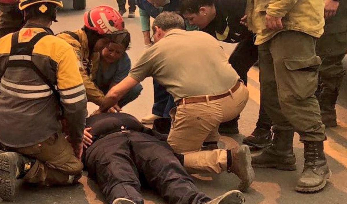 FOTO: El efectivo policial debió ser trasladado a un hospital.