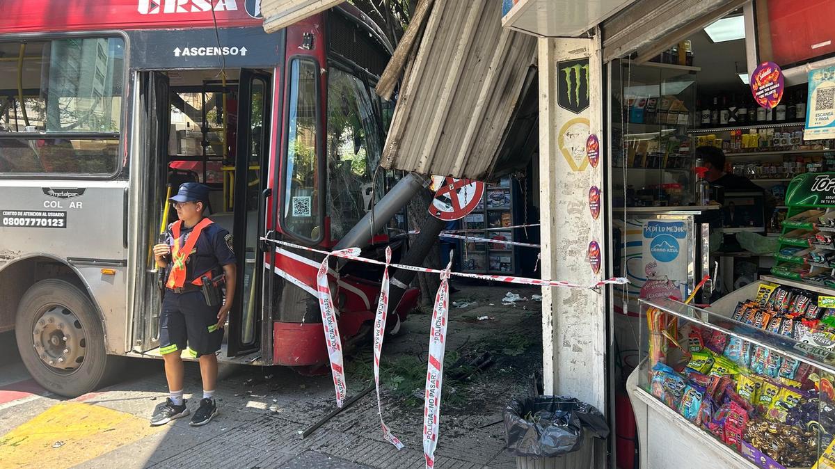 FOTO: Dos heridos en un impactante choque de un colectivo en el centro de Córdoba.