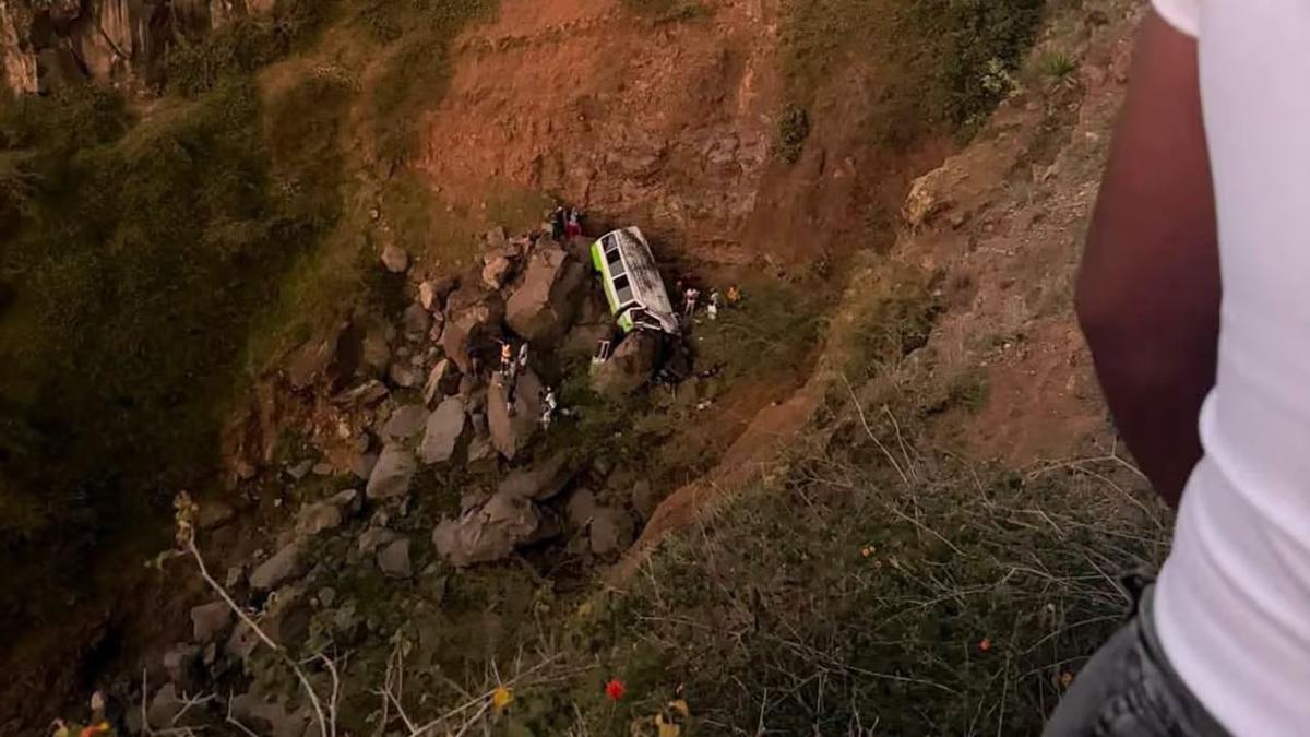 Imagen del autobús en el que murieron al menos 25 personas, en su mayoría niños y adolescentes, en el fondo de un profundo barranco en la isla de Fogo, Cabo Verde.
