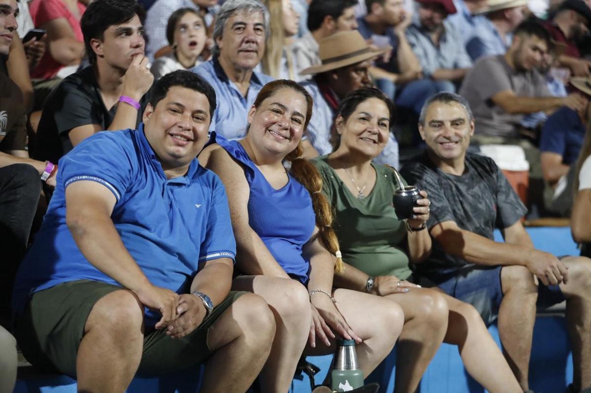 FOTO: La gente disfruta de una nueva noche festivalera en las tribunas. 