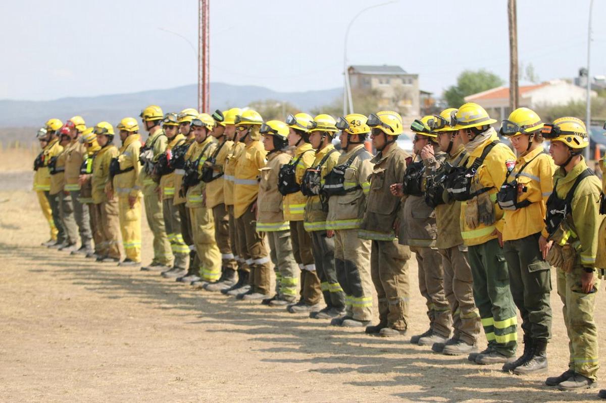 FOTO: Bomberos formados a la espera de Javier Milei, quien finalmente nunca llegó