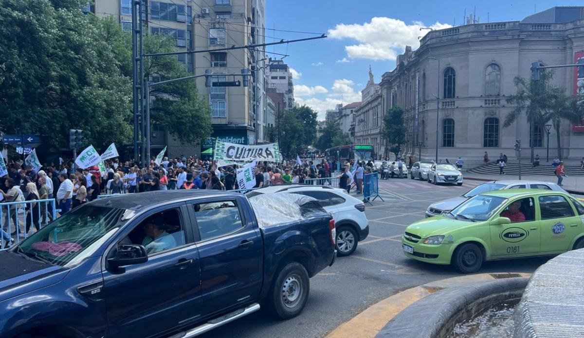 FOTO: Protesta del Suoem por las calles de Córdoba (Foto: Daniel Cáceres/Cadena3)