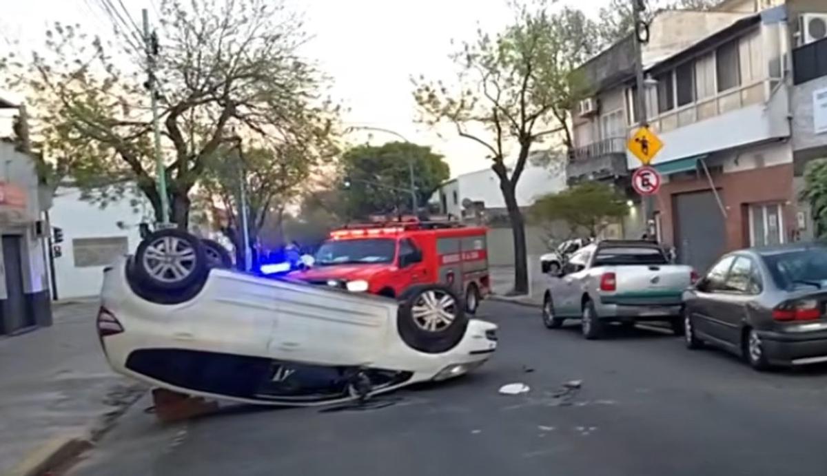 Accidente en Villa Lugano: vuelco de auto tras chocar con vehículos estacionados