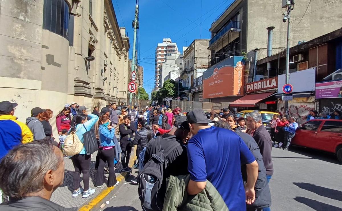 FOTO: Casi 200 allanamientos a los depósitos de manteros en Once.