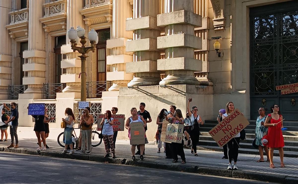 Acampe y reclamo docente en plaza San Martín de Rosario.