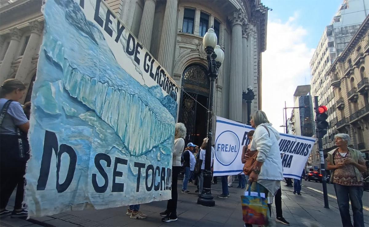 Protesta en Rosario contra la ley de Glaciares frente a la Bolsa de Comercio.