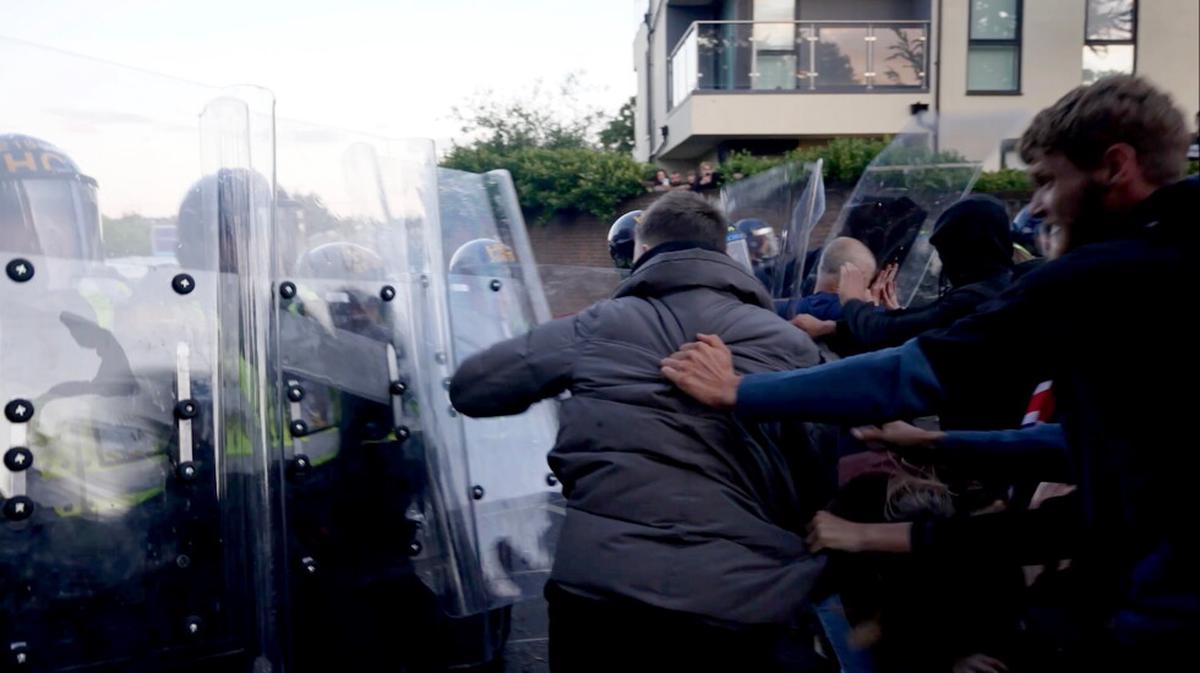 Otros seis acusados por protesta por apuñalamiento en Gran Bretaña