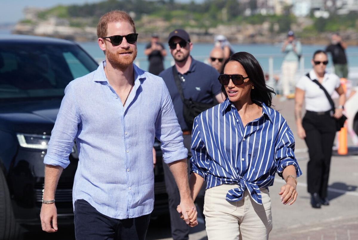 El príncipe Enrique y Meghan regresan al Reino Unido con sus hijos