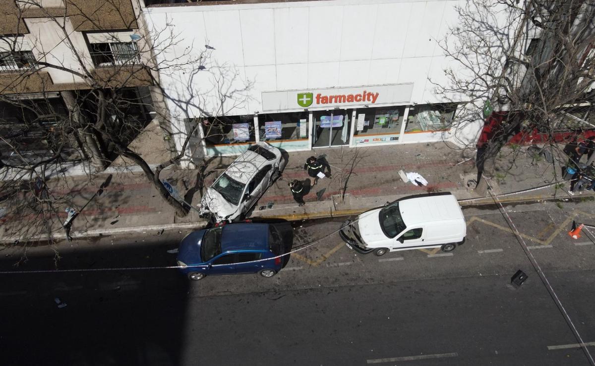 FOTO: Así quedó el auto que chocó a varias personas en Córdoba (Daniel Cáceres/Cadena 3).