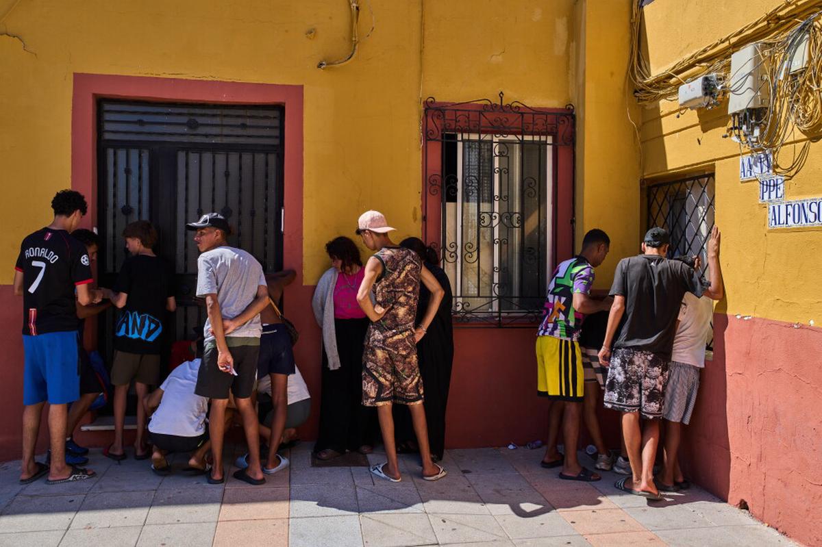 Familias marroquíes buscan a sus desaparecidos tras la oleada migratoria a Ceuta, España