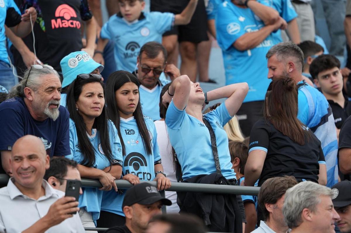 Los hinchas de Belgrano, dolidos tras la eliminación en Alberdi.