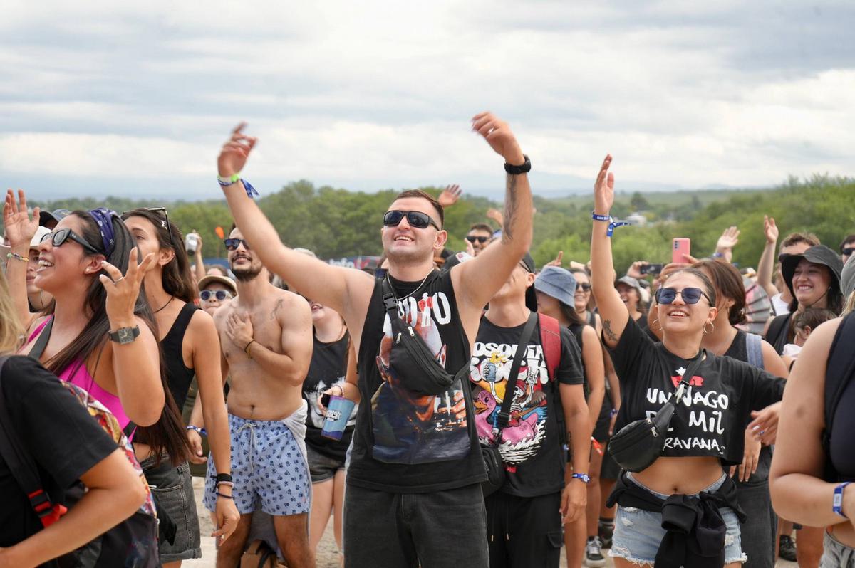 Una multitud vibra en el primer día del Cosquín Rock 2026. (Foto: Daniel Cáceres)