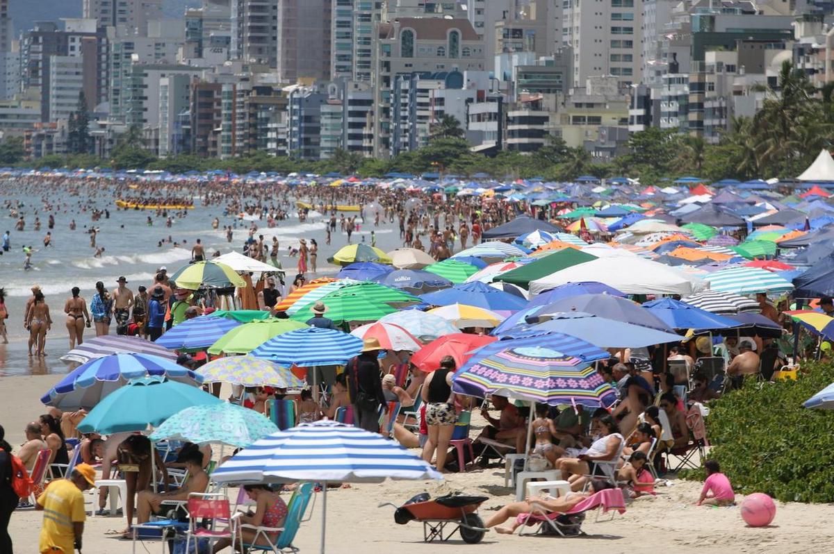 FOTO: Las playas de Brasil, abarrotadas de turistas. (Foto: Daniel Cáceres/Cadena 3)