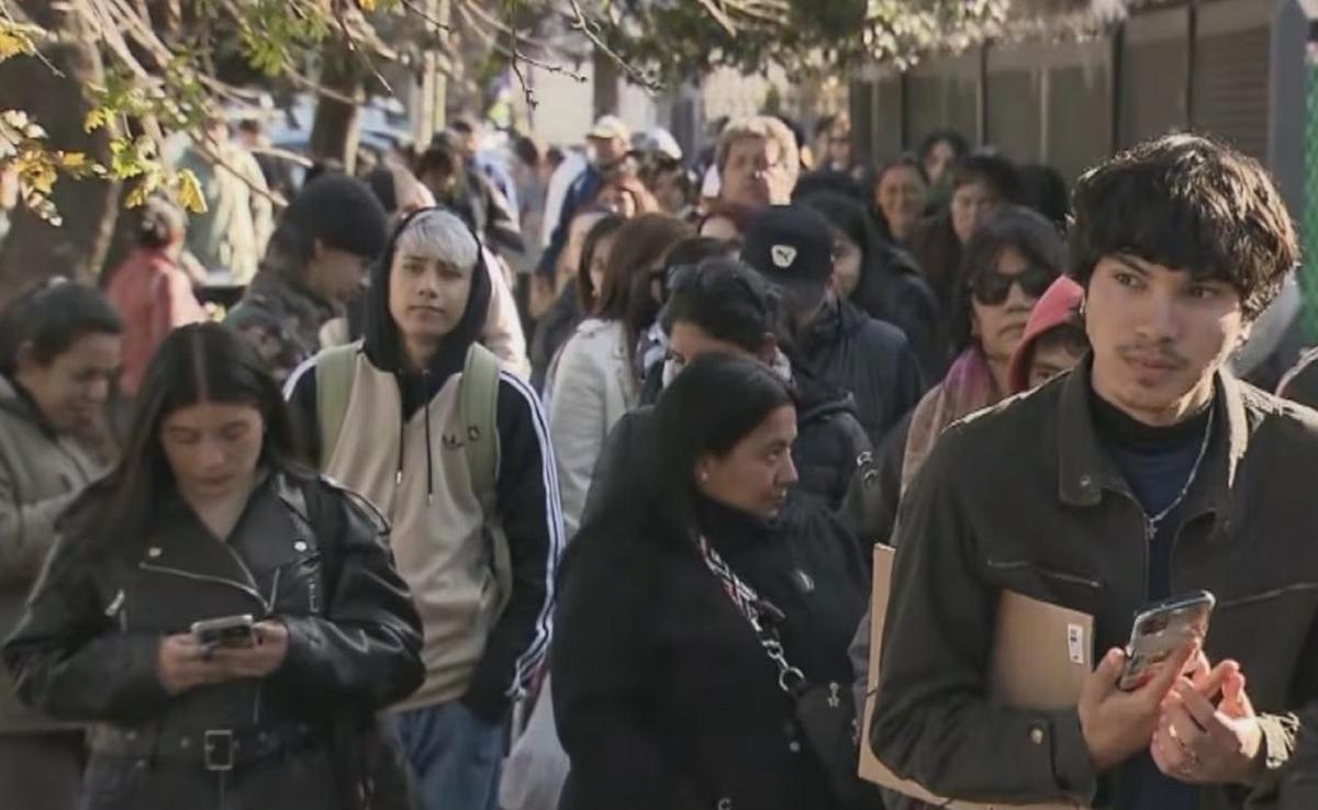 Miles de jóvenes hicieron cuadras de filas por 14 puestos de trabajo.
