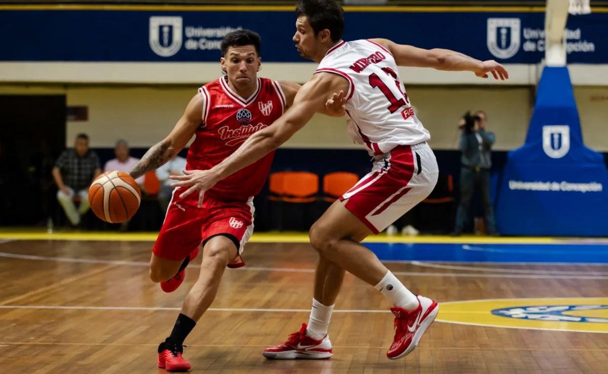 Leandro Vildoza encara la marca de Rafa Mineiro. (Foto: FIBA)