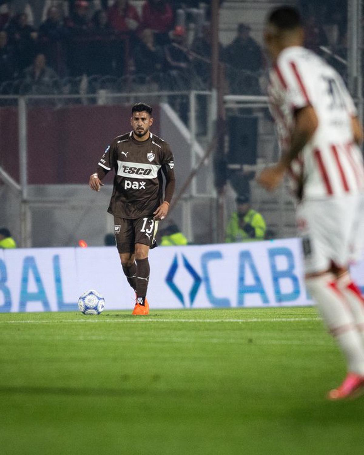 Ignacio Vázquez, defensor y capitán de Platense.