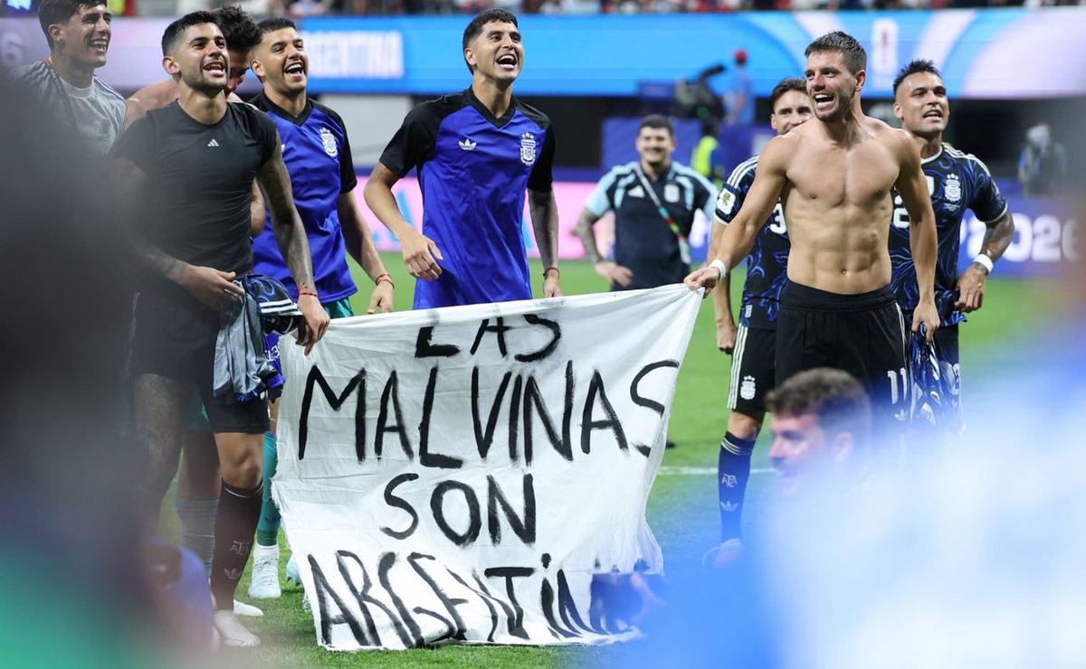 Los jugadores desplegaron una bandera de Malvinas. (Foto:X)