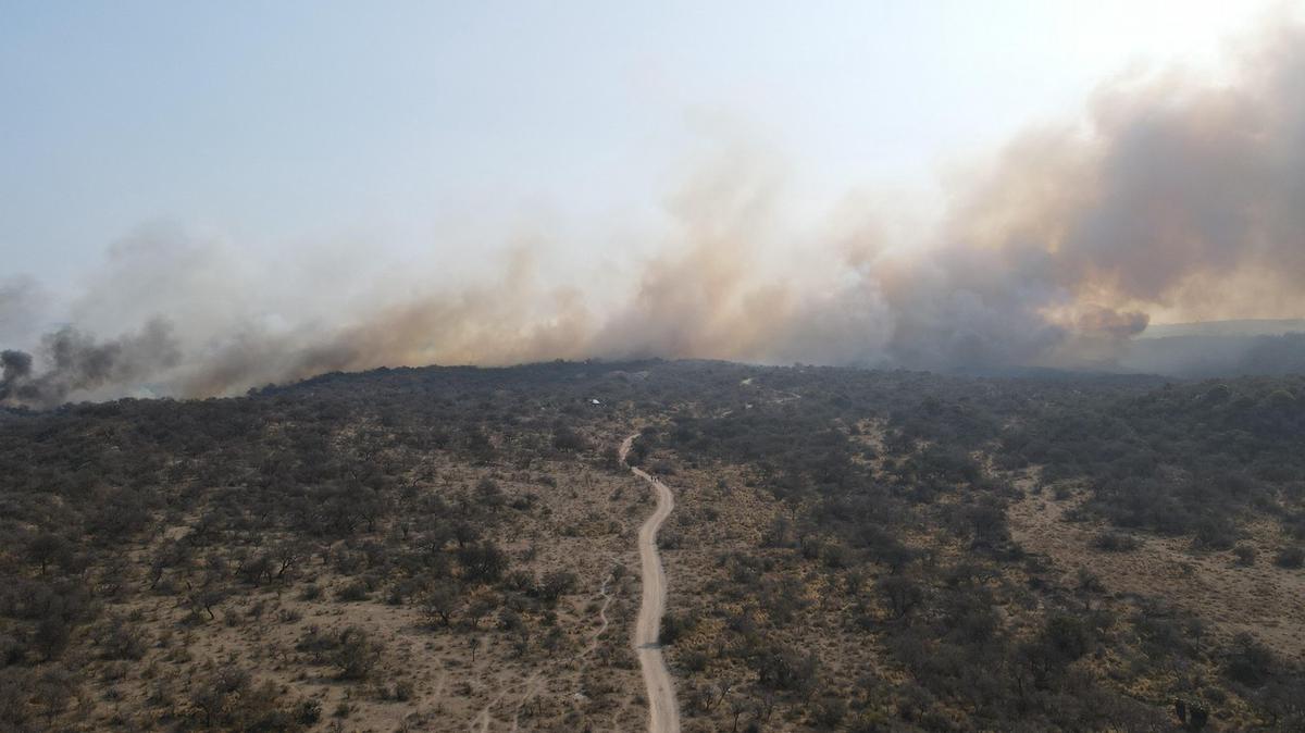 FOTO: El fuego devora el bosque nativo en Capilla del Monte. (Foto: Daniel Cáceres/Cadena3)