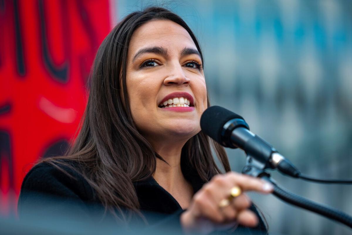 Ocasio-Cortez dice que congelará óvulos mientras decide sobre su carrera política