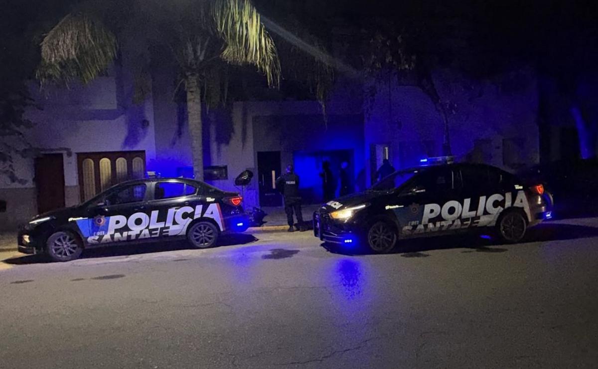Amplio despliegue policial en la casa de las víctimas.