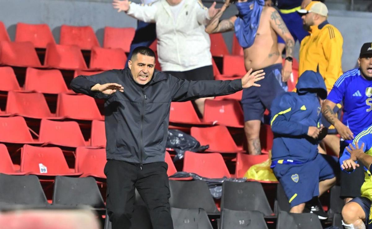 FOTO: Riquelme intenta detener los disturbios en la tribuna.