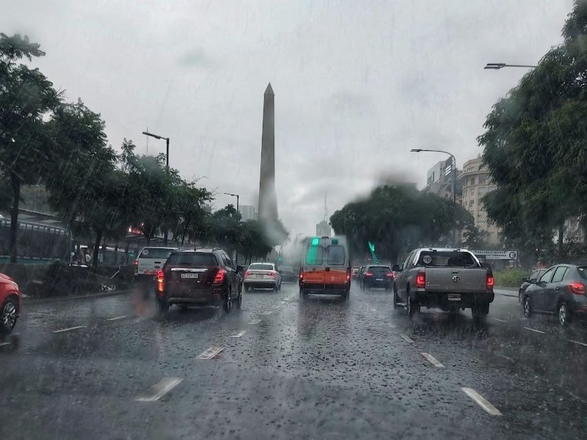 Calles anegadas, cortes de luz y alerta naranja por el temporal en el AMBA