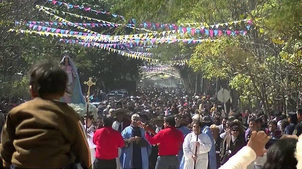 La tradicional peregrinación hacia la Virgen de la Peña reúne a miles de devotos