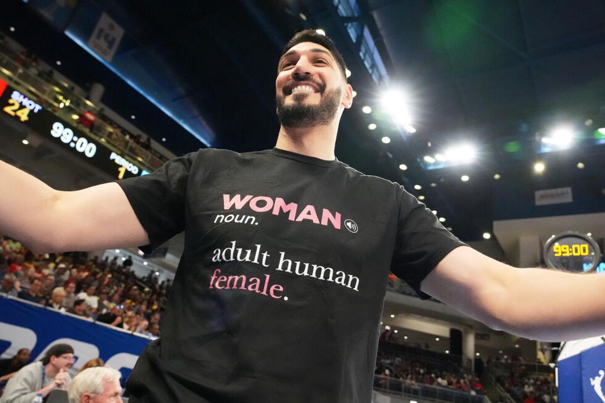 Enes Kanter Freedom expulsado del Fever-Sky tras ser confrontado por Natasha Cloud