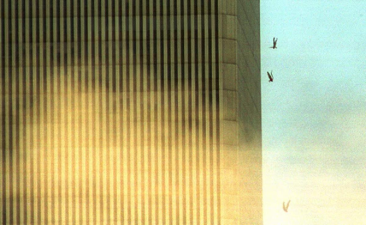 FOTO: Personas se lanzan al vacío durante los ataques a las Torres Gemelas. (NA/Agencias)