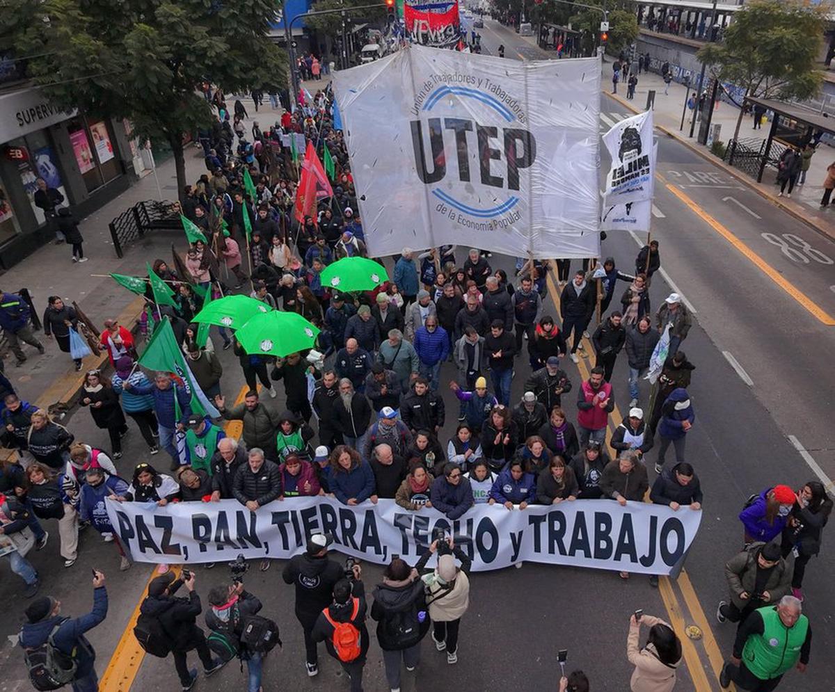 Movilización de la CGT, CTA y UTEP al Ministerio de Economía por el sobreendeudamiento