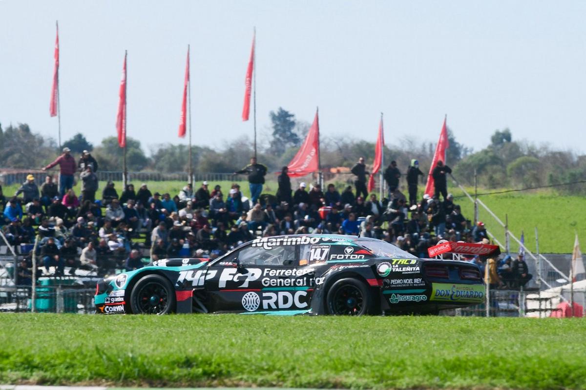 Marco Dianda y su Dodge Challenger en Paraná