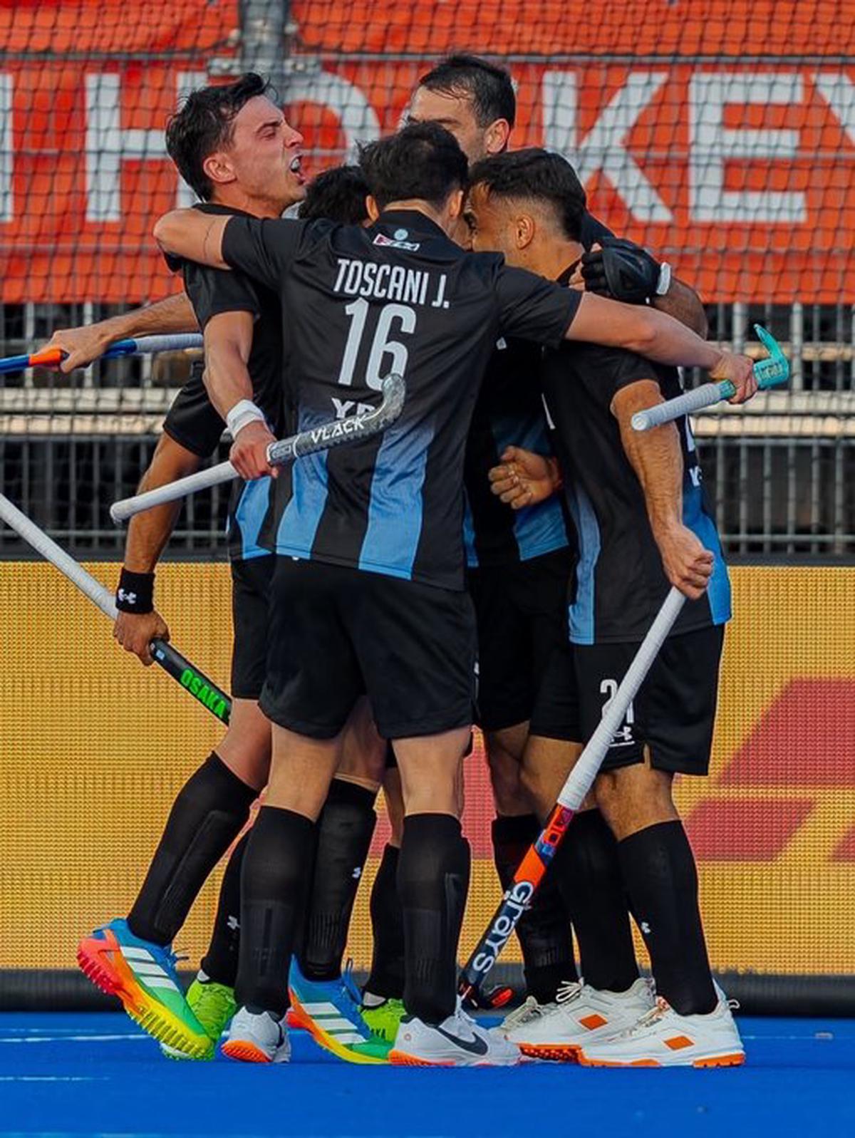Los Leones se quedaron con la victoria por 3-1 ante Inglaterra por la segunda fase del Mundial de Hockey masculino sobre césped.