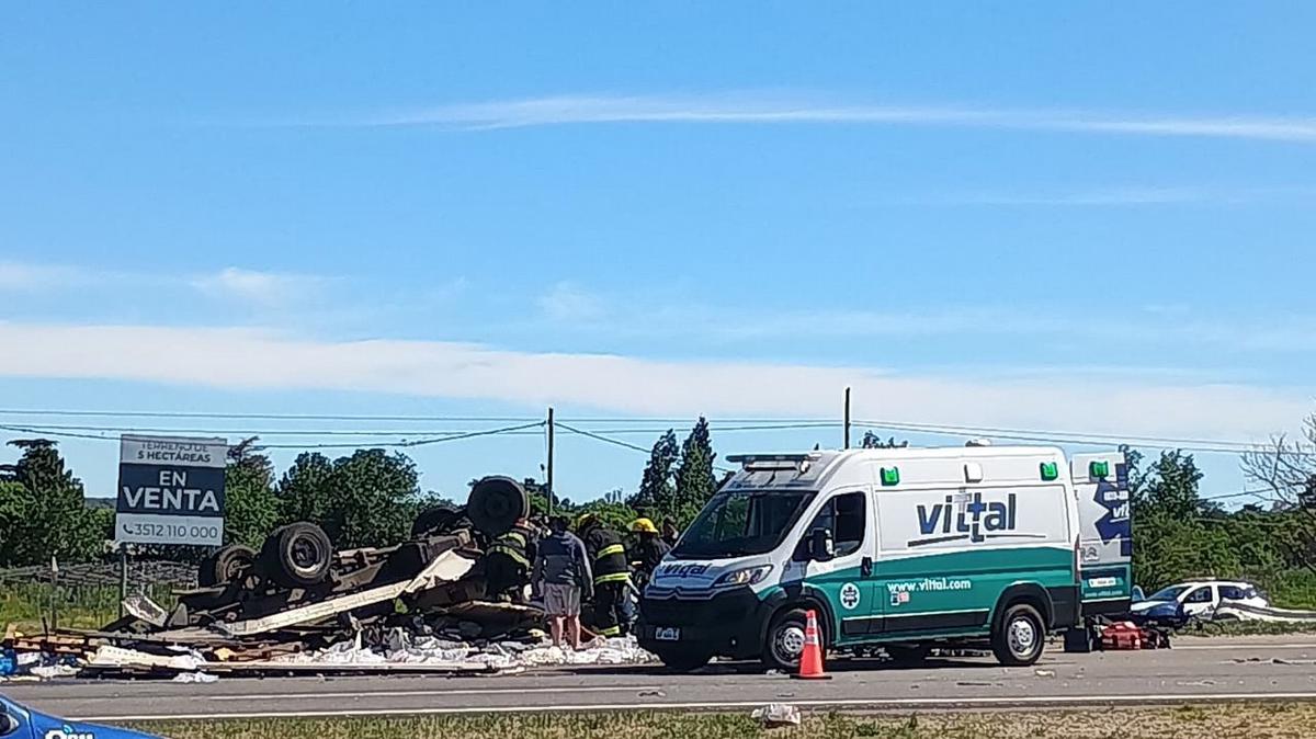 Tremendo vuelco de un camión de bebidas en la autopista Córdoba-Carlos Paz. 