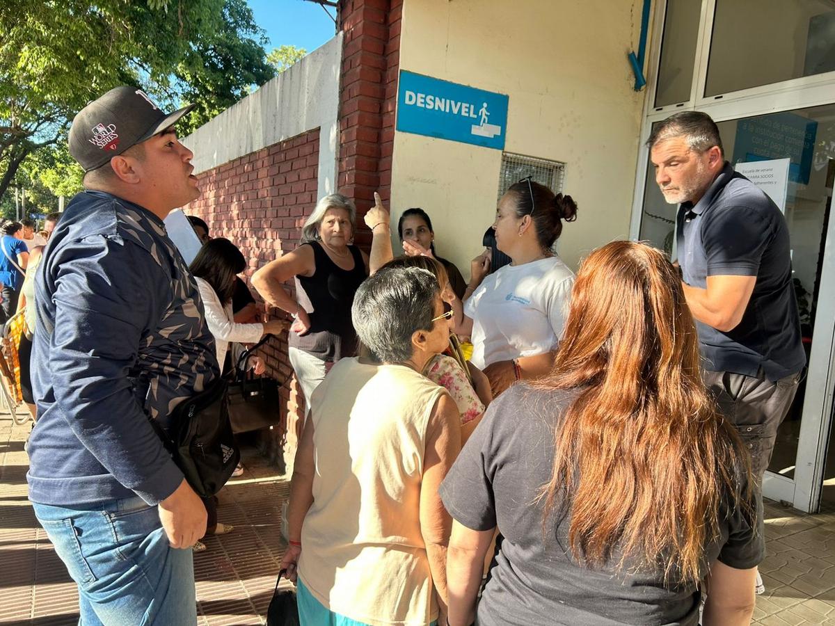 Enojo de vecinos por la entrega cupos anticipados en las piletas municipales.