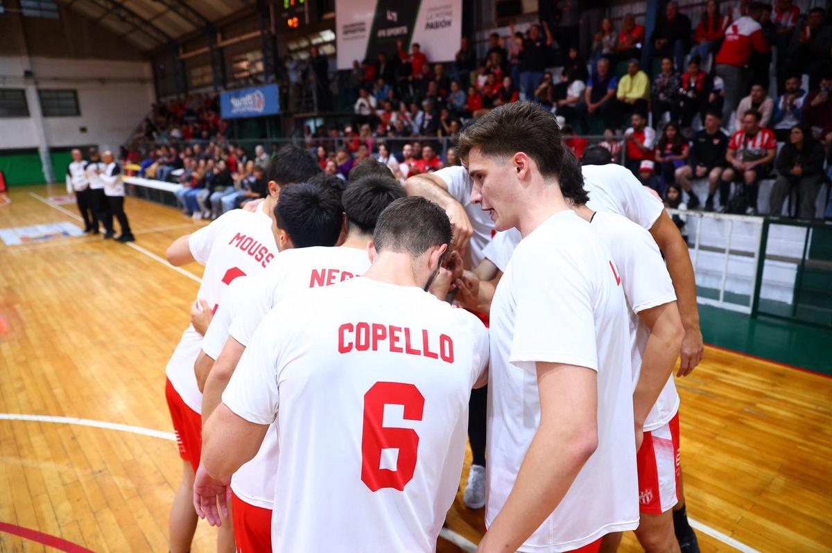 FOTO: Instituto mostró chapa de candidato en su debut ante Olímpico. (Foto: IACC)