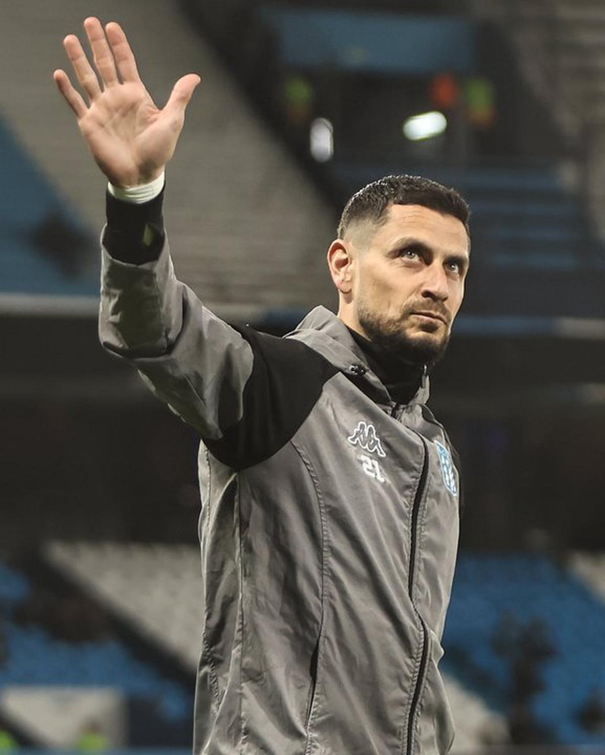 Gabriel Arias saluda a la hinchada de Racing en la previa de un partido.