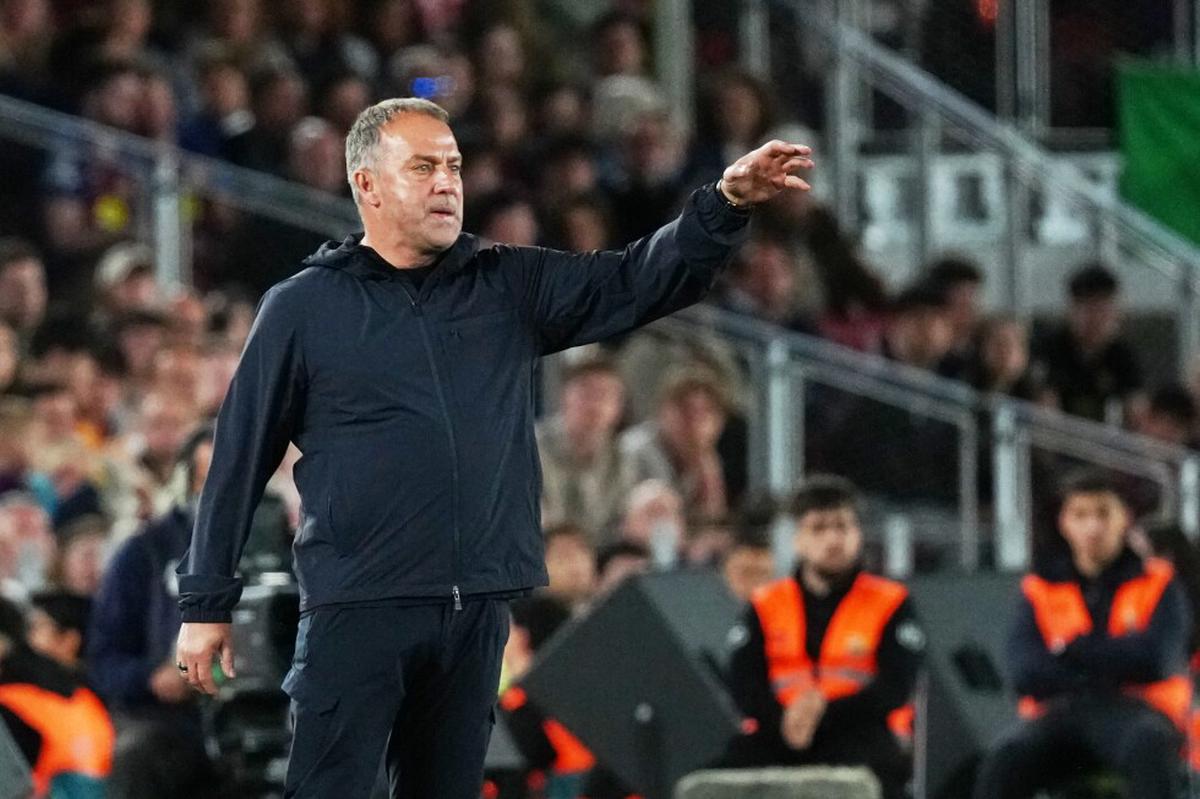 Flick firma ampliación de contrato que lo mantiene en Barcelona al menos hasta 2028